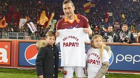 Francesco Totti con i figli e la maglia 