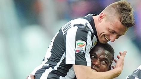 Giaccherini abbracciato da Pogba dopo il gol al Catania. Ap
