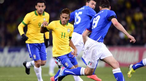 Neymar, 21 anni, in azione contro l'Italia. Afp