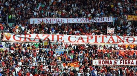 I tifosi della Roma omaggiano Francesco Totti. Ansa