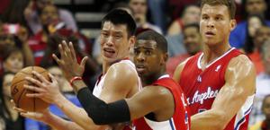 Jeremy Lin contro un raddoppio di Cris paul e Blake Griffin. Reuters