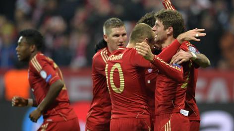 Thomas Mueller festeggiato dopo il gol del 2-0. Afp
