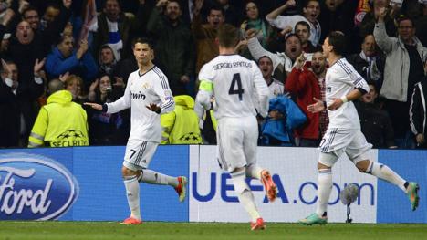 Ronaldo festeggiato dopo il suo gol. Afp