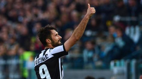 Mirko Vucinic, doppietta al Pescara. Afp Mirko Vucinic, doppietta al Pescara. Afp