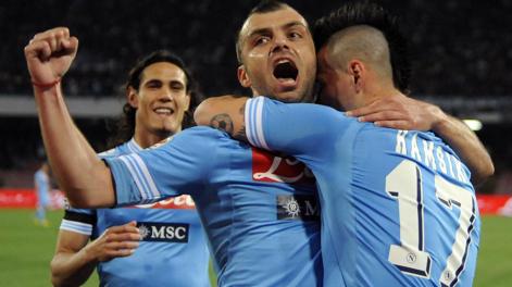 Goran Pandev e Marek Hamsik festeggiano il gol che apre la serata del San Paolo. Ap Goran Pandev e Marek Hamsik festeggiano il gol che apre la serata del San Paolo. Ap