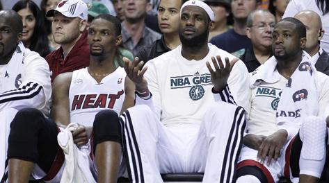 Bosh, James e Wade seguono rilassati la partita con Boston. Reuters