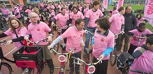 I ciclisti in rosa per le strade di Amsterdam.