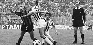 MIchelotti in campo nel 1976, sta per fischiare un rigore contro la Juve