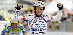 L'arrivo vincente di Scarponi all'Aprica al Giro 2010. Reuters