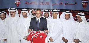Cannavaro con la maglia dell'Al Ahli e i dirigenti del club. Reuters