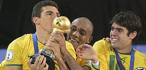 Lucio, con Maicon e Kak, bacia la Coppa del Mondo. Ap