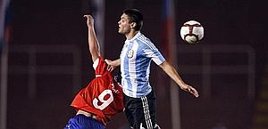 Leonel Galeano (a destra), 19 anni, difensore dell'Independiente. Reuters