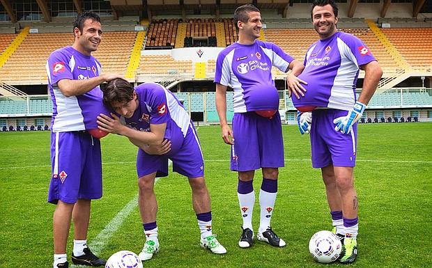 Viola in dolce attesa... - Che bei pancioni hanno Marchionni, Montolivo, Gamberini e Frey! I giocatori della Fiorentina sono tra i testimonial della campagna di Save The Children per rilanciare in Italia e in tutto il mondo la battaglia contro la mortalità infantile. Ancora oggi 1000 donne e 2000 bambini muoiono ogni giorno per complicazioni al momento del parto.