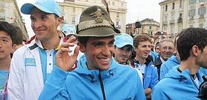Alberto COntador sfila col cappello di alpino. Bettini