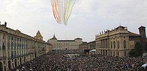 Le Frecce Tricolori sulla folla assiepata in piazza Castello. Bettini