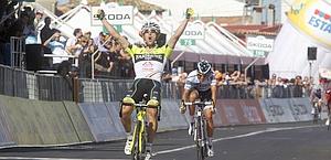 Oscar Gatto vince la tappa staccando Contador in volata. Bettini