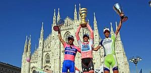 Contador, Scarponi e Nibali festeggiano con il Duomo di Milano alle spalle. LaPresse