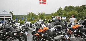 Una sosta del raid delle Moto Guzzi in Danimarca