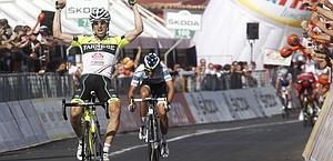 L'arrivo vincente di Oscar Gatto, 26 anni, a Tropea al Giro 2011. Bettini