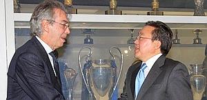 Massimo Moratti, 67 anni. con il presidente della Mongolia Tsakhia Elbegdorj. Inter.it