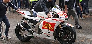 La moto di Sic spinta verso la chiesa. Ansa