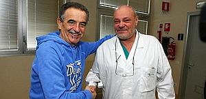 Emiliano Mondonico in febbraio, poco dopo l'intervento per l'asportazione di una massa tumorale di 5 chili. Ansa