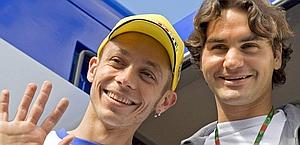 Roger Federer con Valentino Rossi. Ansa