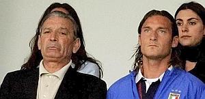 Gigi Riva e Francesco Totti con la Nazionale nel 2004. Reuters