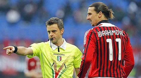 L'arbitro Rizzoli manda Zlatan Ibrahimovic fuori dal campo, dopo lo schiaffo ad Aronica. Reuters