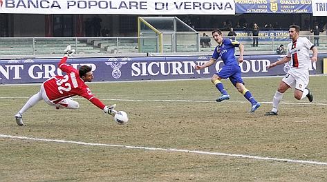 Il gol di Gomez d la vittoria al Verona sul Gubbio. Lapresse