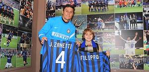 Zanetti e il piccolo Filippo ad Appiano. www.inter.it