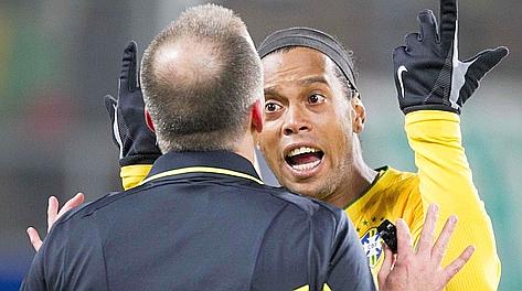 Ronaldinho protesta con l'arbitro. Reuters