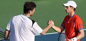 Andy Murray saluta Berrer dopo averlo battuto. Ansa