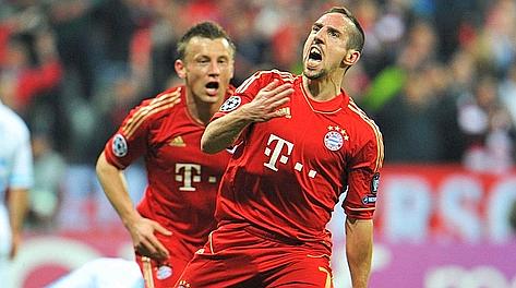 Franck Ribery e Ivica Olic dopo il vantaggio del Bayern. LaPresse