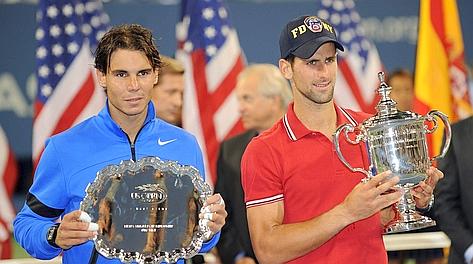 Rafa Nadal e Nole Djokovic, con il trofeo del vincitore, alla finale US Open 2011. Epa