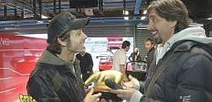 La consegna del Tapiro d'Oro a Rossi nel box di Monza. 