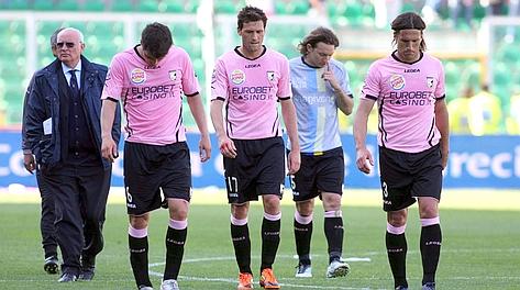 La delusione dei giocatori del Palermo che escono tra i fischi. Ansa
