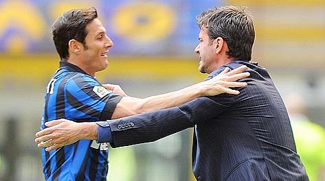 Javier Zanetti, 38 anni, e il tecnico Stramaccioni. Ansa