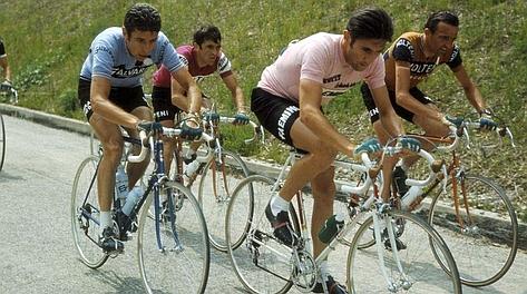 Eddy Merckx con Felice Gimondi nel Giro d'Italia 1970. Archivio Gazzetta