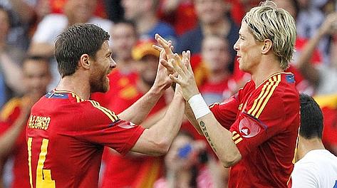 Xabi Alonso e Torres dopo il vantaggio della Spagna. Reuters