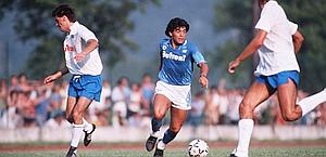 Maradona in azione ai tempi di Napoli. Archivio