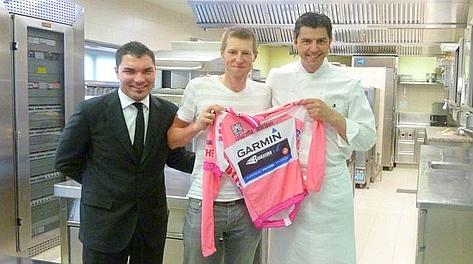 Ryder Hesjedal con la maglia rosa conquistata al Giro d'Italia 2012 