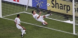 John Terry spazza la palla oltre la linea in Ucraina-Inghilterra a Euro 2012. Ansa