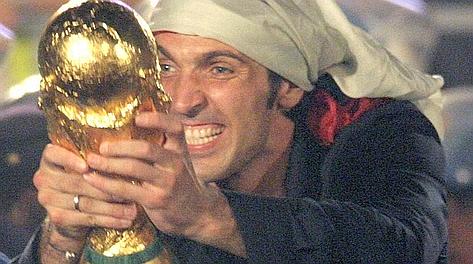Gigi Buffon durante i festeggiamenti dopo la finale vinta a Berlino nel 2006. Reuters