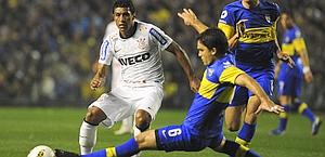 Paulinho in azione contro il Boca Juniors. Ansa