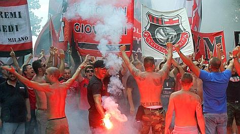 Tifosi rossoneri a Milanello nel giorno del raduno. Ansa Tifosi rossoneri a Milanello nel giorno del raduno. Ansa