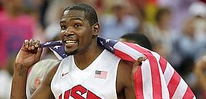 Kevin Durant, 23 anni, qui con l'oro olimpico. Reuters