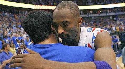 Un abbraccio tra Kobe Bryant e Mark Cuban: nel 2007 Kobe  stato ad un passo dai Mavs. Reuters