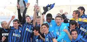 L'Inter Primavera con lo scudetto 2012. Archivio