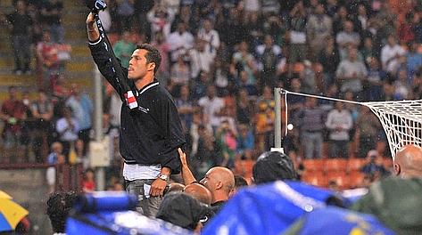 Il saluto di Julio Cesar a San Siro prima di Inter-Vaslui. LaPresse